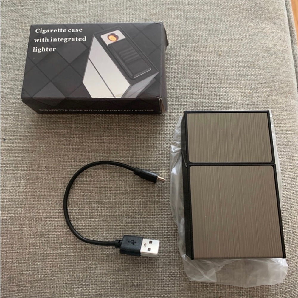 Cigarette case w/built in wind proof lighter rechargeable new in box king